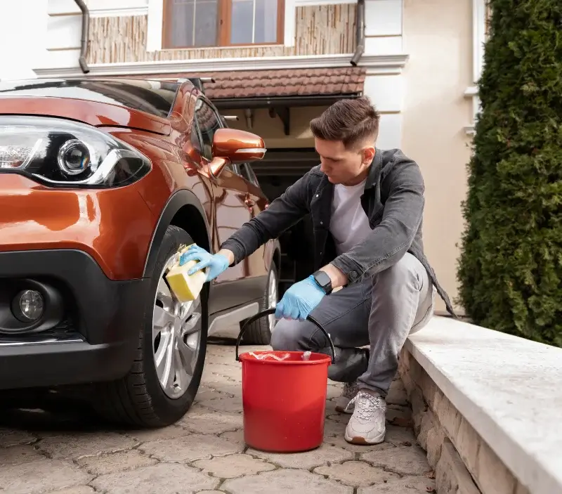 Lavage auto à domicile Laroque-des-Albères : professionnel intervenant sur un véhicule